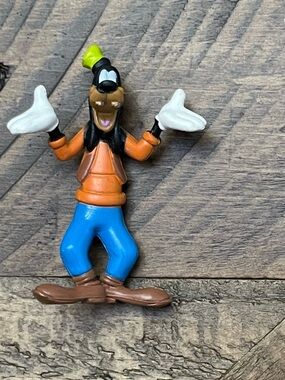 vintage Goofy figurine, commonly used as a small collectible or cake topper